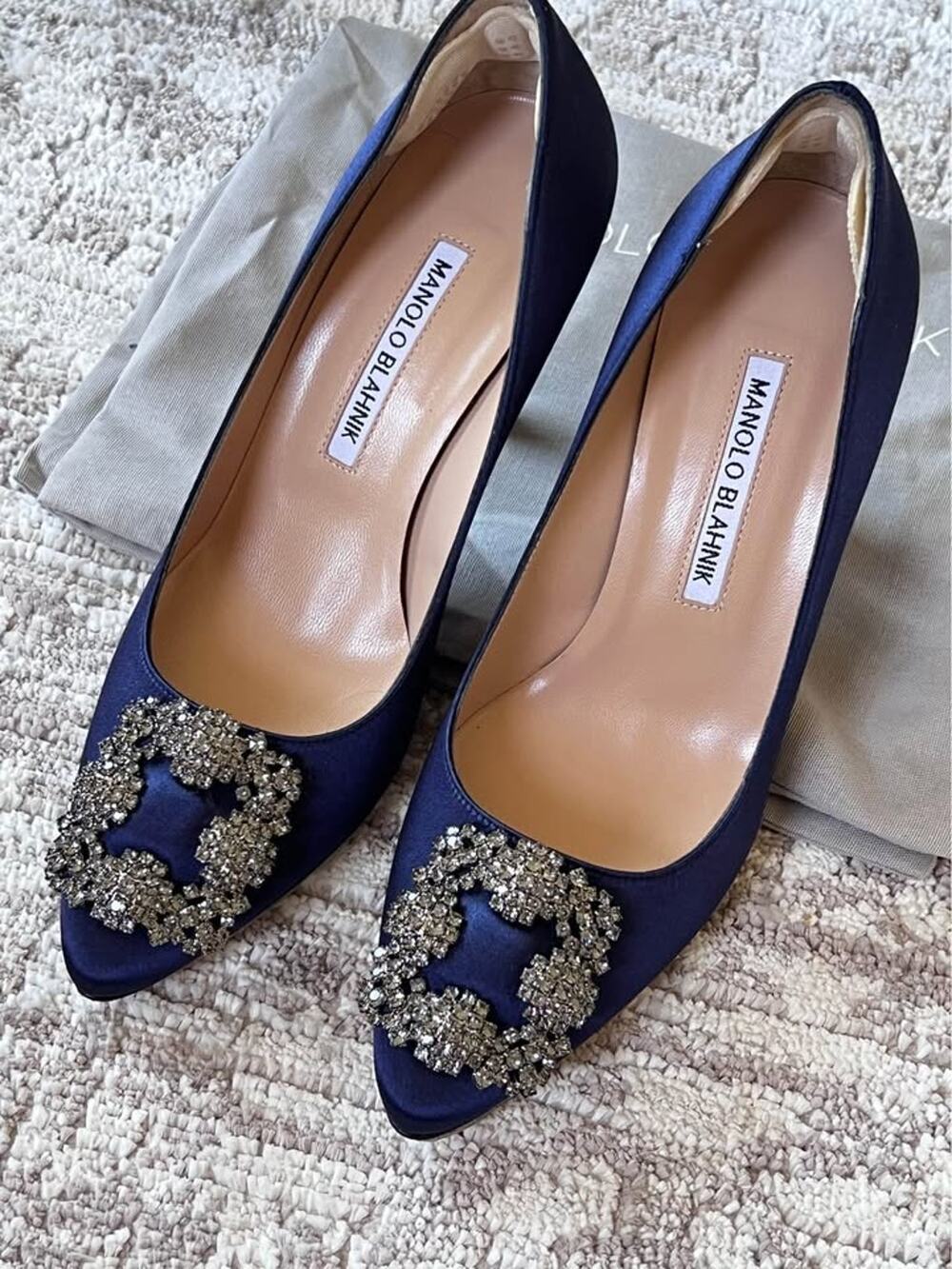 MANOLO BLAHNIK OG.$1350 Hangisi Manolo Blahnik décolleté in satin blue 37 size